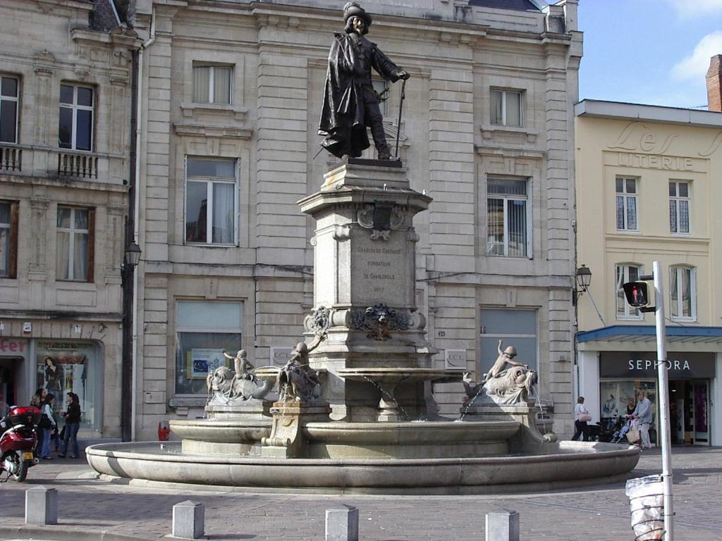 Charleville-Mézières Budget Appart Avec Parking Au Centre-Ville מראה חיצוני תמונה